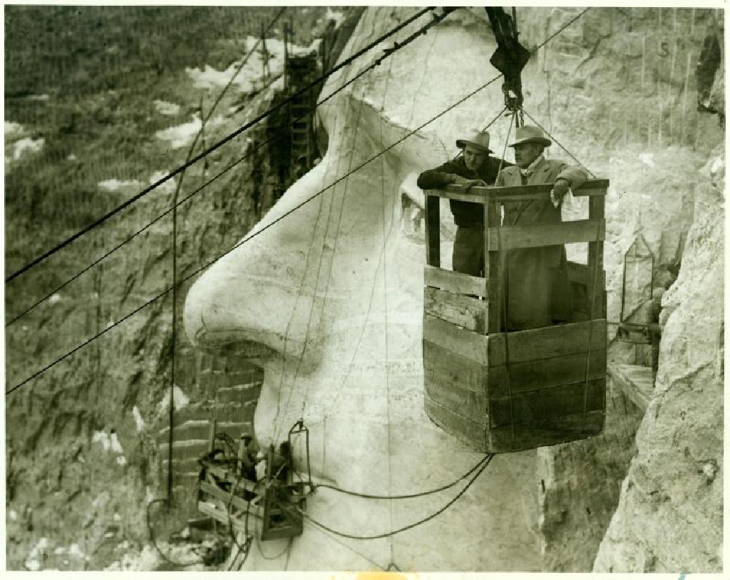 Mount-Rushmore/1024x768_Mount_Rushmore construction 04.jpg